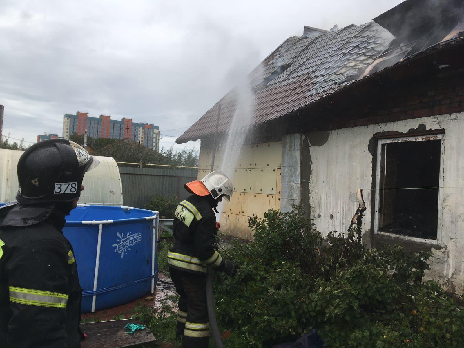 Фото Две многодетные семьи потеряли дом из-за пожара в Новосибирске 3